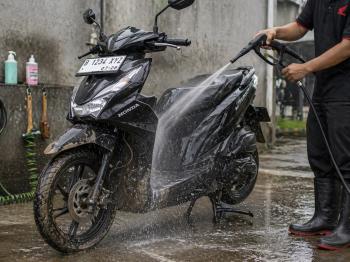 Musim Hujan Datang, Perawatan Motor Honda Tak Bisa Diabaikan